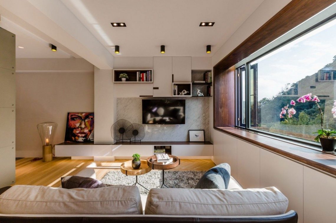 Kreatívan, gyönyörűen berendezett lakás, a szép zöld kilátáshoz illő természetes hangulattal