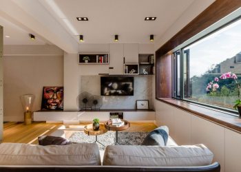 Kreatívan, gyönyörűen berendezett lakás, a szép zöld kilátáshoz illő természetes hangulattal