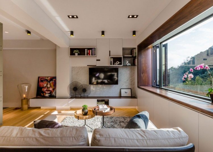 Kreatívan, gyönyörűen berendezett lakás, a szép zöld kilátáshoz illő természetes hangulattal