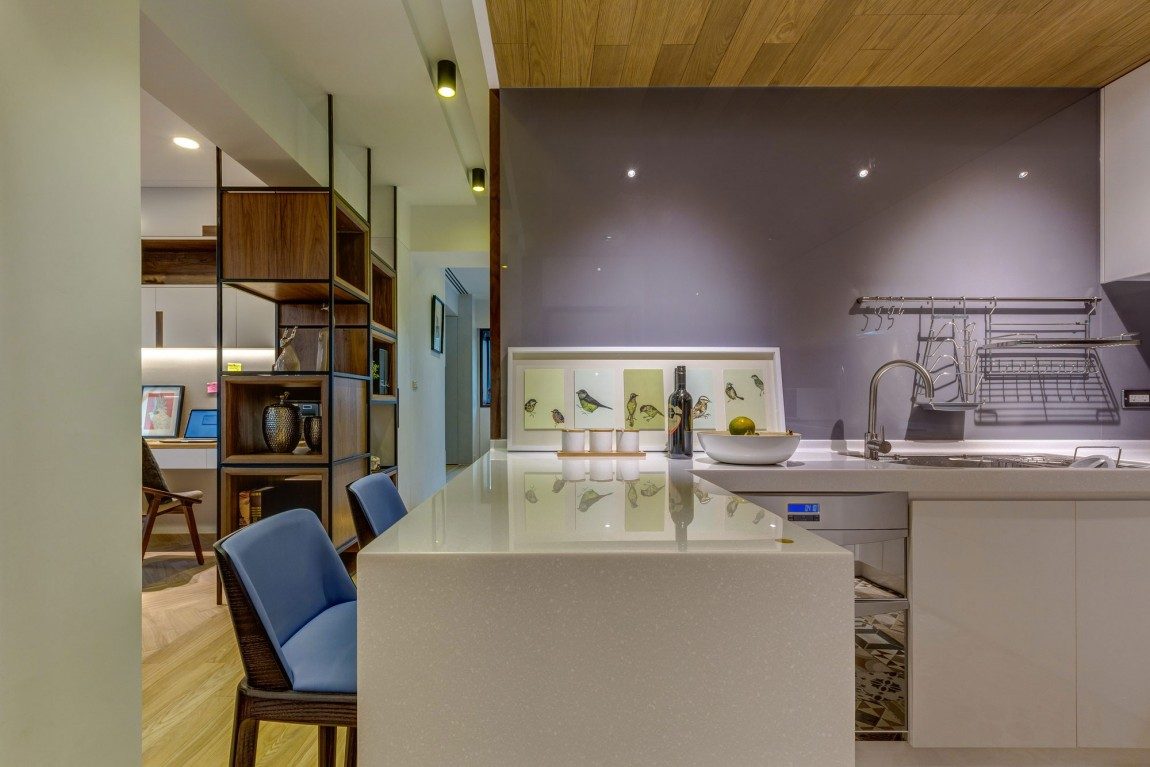 Kreatívan, gyönyörűen berendezett lakás, a szép zöld kilátáshoz illő természetes hangulattal