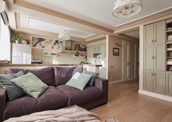 Házaspár klasszikus, otthonos, visszafogottan színes kétszobás lakása bézs, zöld, szürkészöld, lila színpalettával, változatos faldekorációval