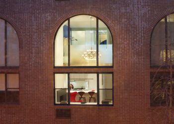 Belső két szint, galéria és egy hatalmas ablak - 62nm