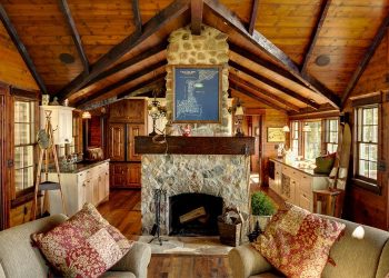 Álomotthonok: bájos faház vízparton, fák között