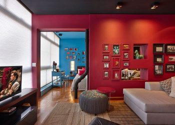 Erős színek, érdekes felületek és minták - egyedi berendezés egy érdekes lakásban