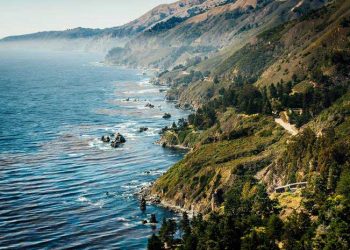 Álomotthon: modern ház a festői, vadregényes tengerparti sziklákon