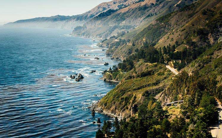 Álomotthon: modern ház a festői, vadregényes tengerparti sziklákon