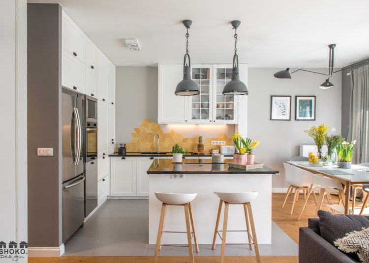 Modern, könnyed, világos közösségi tér - nappali, konyha, étkező - kellemes színekkel, textúrákkal, mintákkal - boho chic