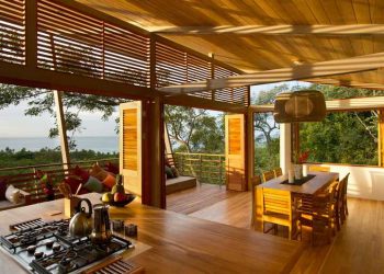 Álomotthonok: ház a fák fölé emelve, a tér, fény és természet szép egysége