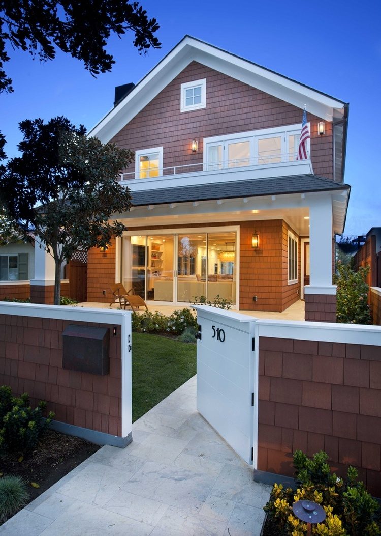 Otthonos ház, remek fedett terasszal, kis kerttel és látványos melléképülettel, kültéri kandallóval