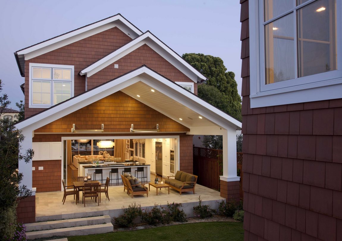 Otthonos ház, remek fedett terasszal, kis kerttel és látványos melléképülettel, kültéri kandallóval