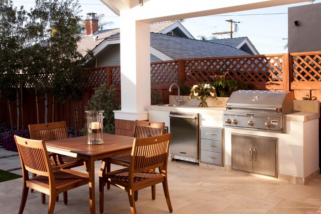 Otthonos ház, remek fedett terasszal, kis kerttel és látványos melléképülettel, kültéri kandallóval