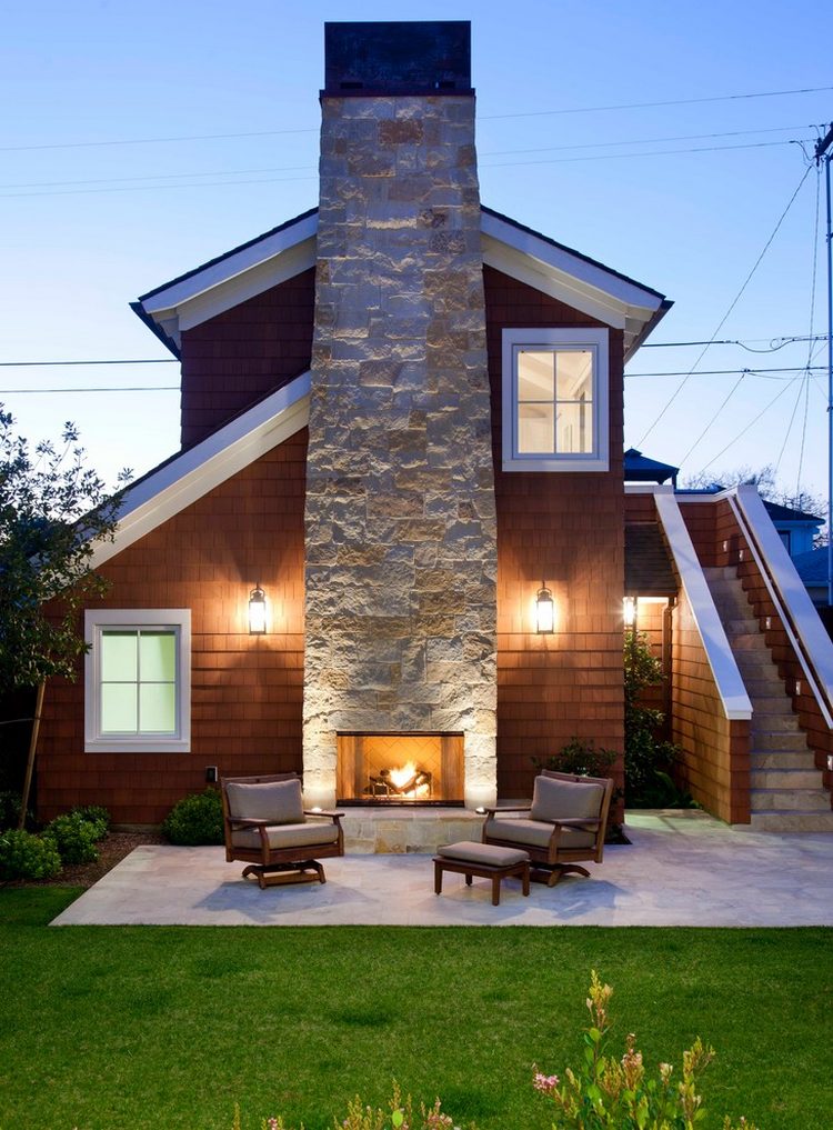 Otthonos ház, remek fedett terasszal, kis kerttel és látványos melléképülettel, kültéri kandallóval