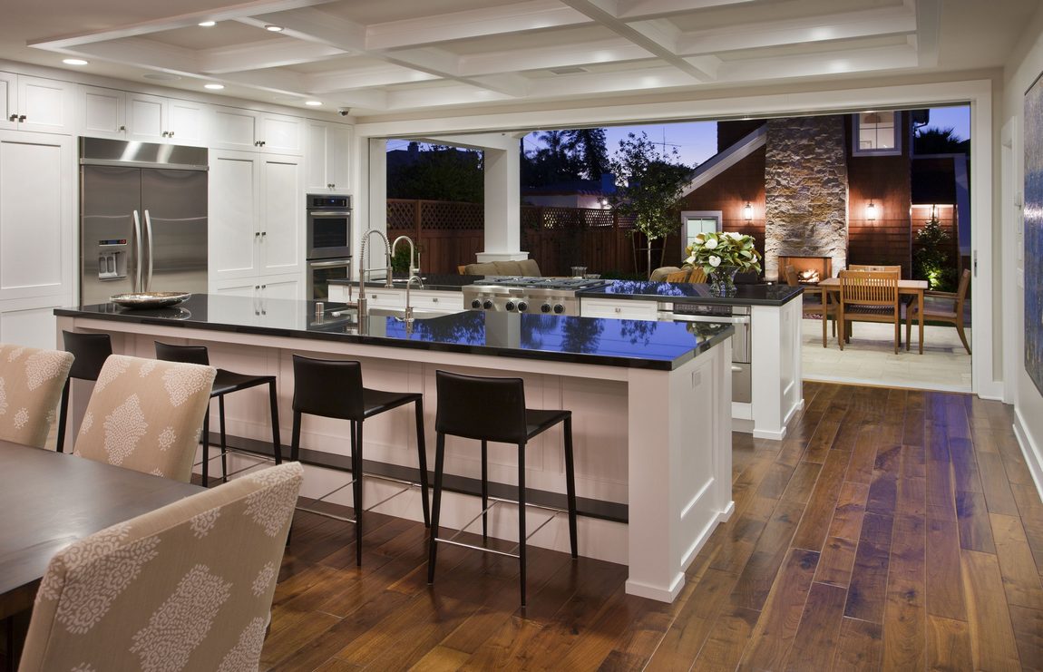 Otthonos ház, remek fedett terasszal, kis kerttel és látványos melléképülettel, kültéri kandallóval