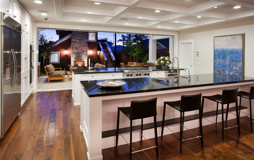 Otthonos ház, remek fedett terasszal, kis kerttel és látványos melléképülettel, kültéri kandallóval