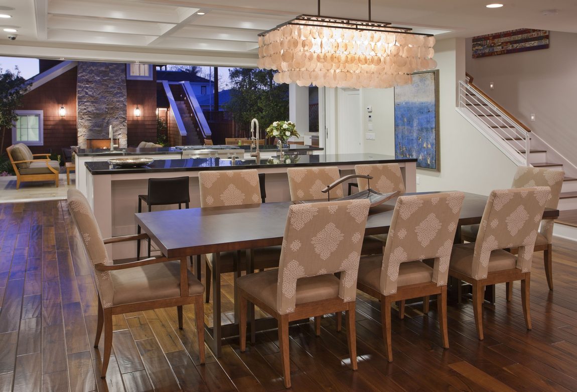 Otthonos ház, remek fedett terasszal, kis kerttel és látványos melléképülettel, kültéri kandallóval