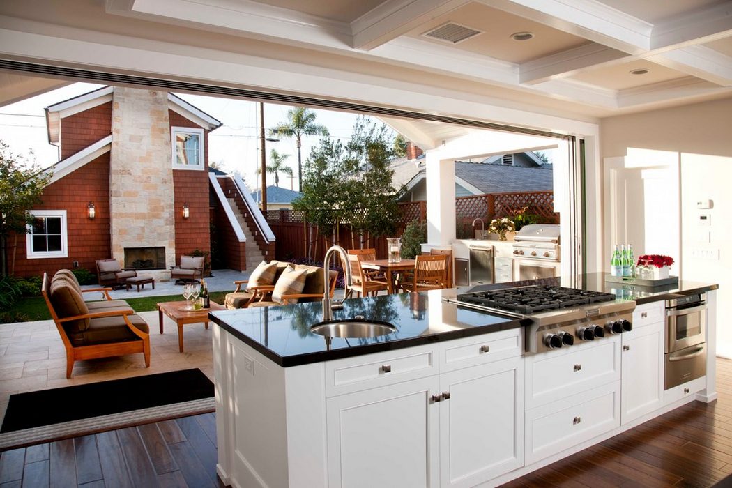 Otthonos ház, remek fedett terasszal, kis kerttel és látványos melléképülettel, kültéri kandallóval