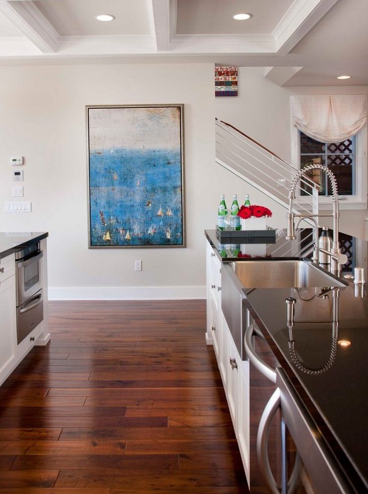 Otthonos ház, remek fedett terasszal, kis kerttel és látványos melléképülettel, kültéri kandallóval