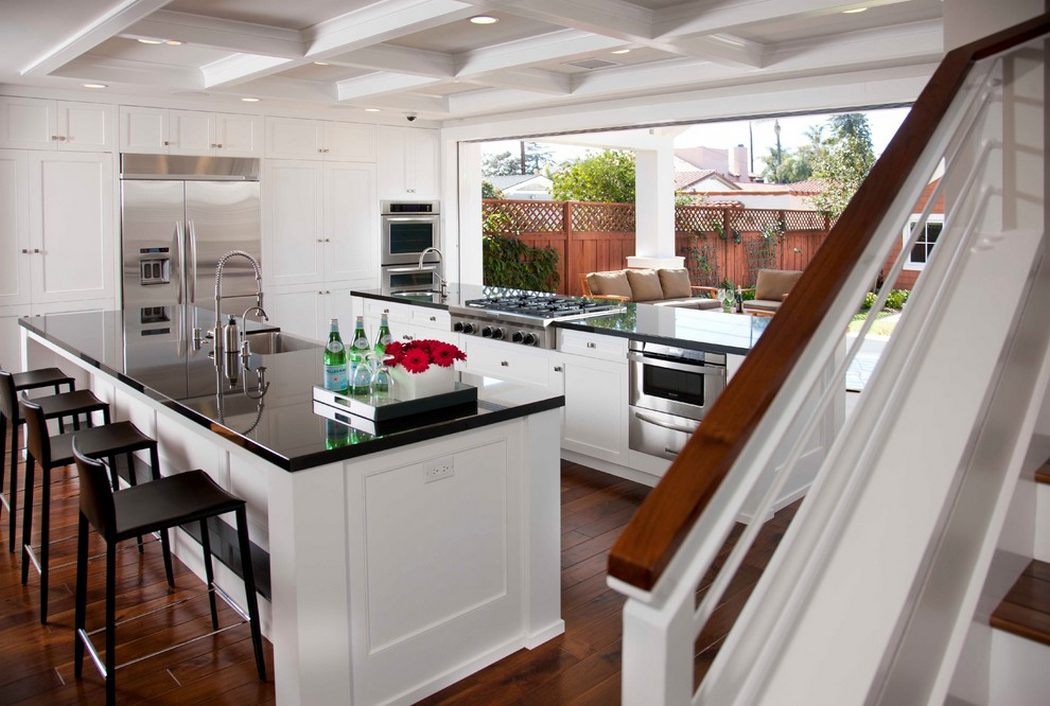 Otthonos ház, remek fedett terasszal, kis kerttel és látványos melléképülettel, kültéri kandallóval