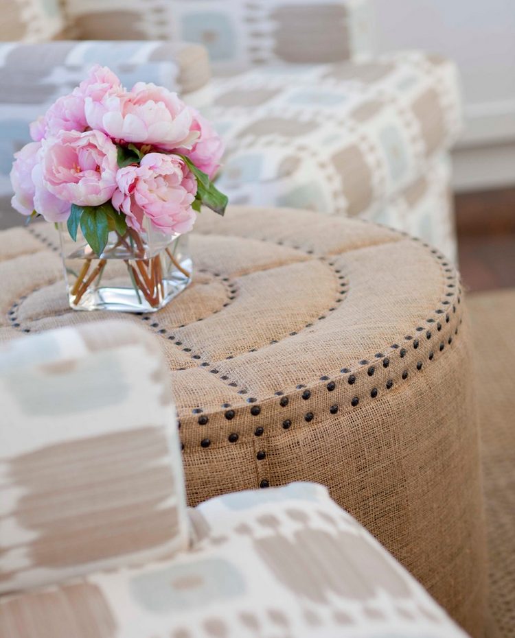 Otthonos ház, remek fedett terasszal, kis kerttel és látványos melléképülettel, kültéri kandallóval