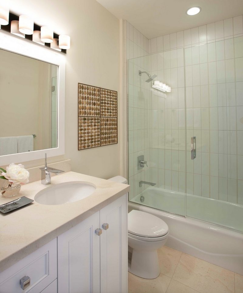 Otthonos ház, remek fedett terasszal, kis kerttel és látványos melléképülettel, kültéri kandallóval