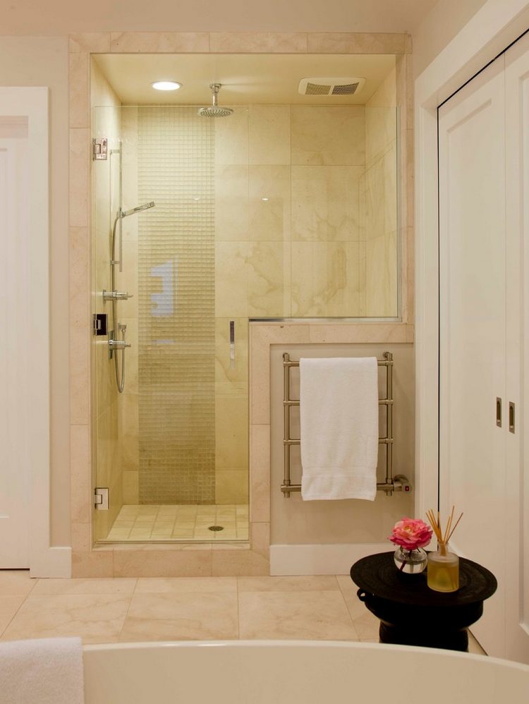 Otthonos ház, remek fedett terasszal, kis kerttel és látványos melléképülettel, kültéri kandallóval