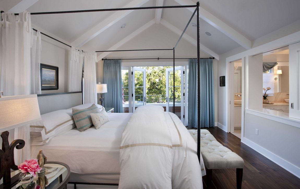 Otthonos ház, remek fedett terasszal, kis kerttel és látványos melléképülettel, kültéri kandallóval