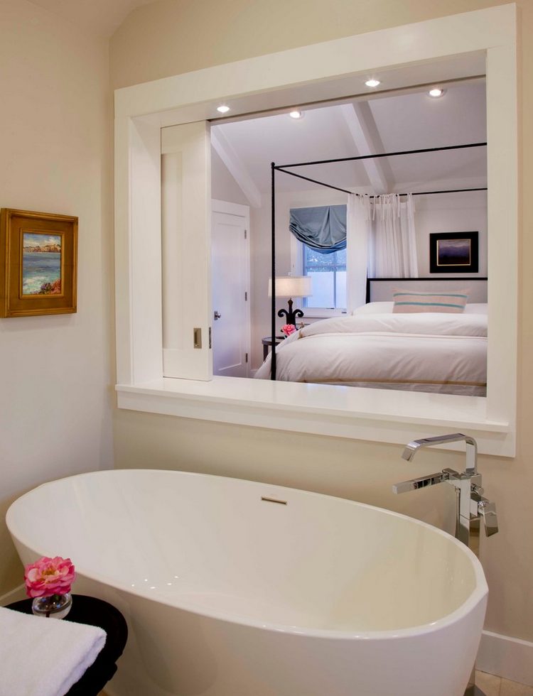 Otthonos ház, remek fedett terasszal, kis kerttel és látványos melléképülettel, kültéri kandallóval