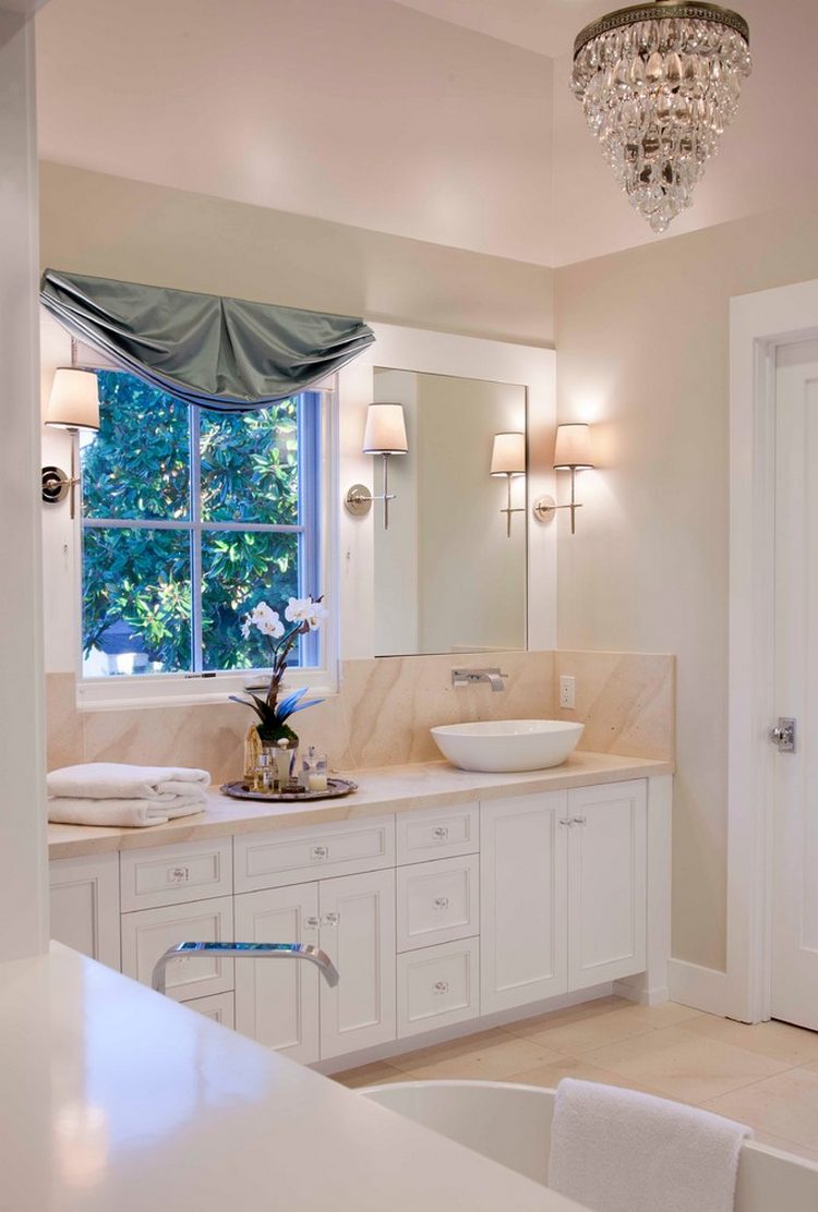 Otthonos ház, remek fedett terasszal, kis kerttel és látványos melléképülettel, kültéri kandallóval