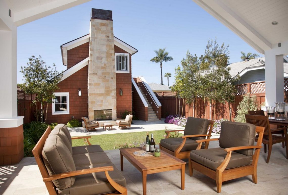 Otthonos ház, remek fedett terasszal, kis kerttel és látványos melléképülettel, kültéri kandallóval