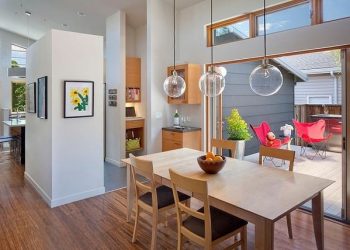 Kétszintes családi ház világos, visszafogott, barátságos lakberendezéssel