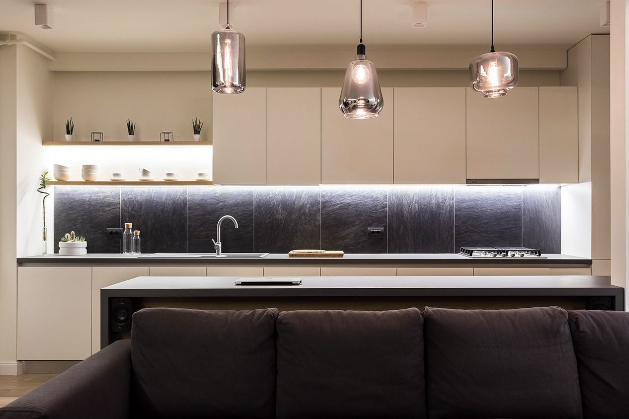 Fiatal pár kényelmes új kétszobás lakása - szimpla, modern berendezés, meleg barna és fa egészítik ki a fehér szürke, fekete színeket Fiatal pár kényelmes új kétszobás lakása - szimpla, modern berendezés, meleg barna és fa egészítik ki a fehér szürke, fekete színeket