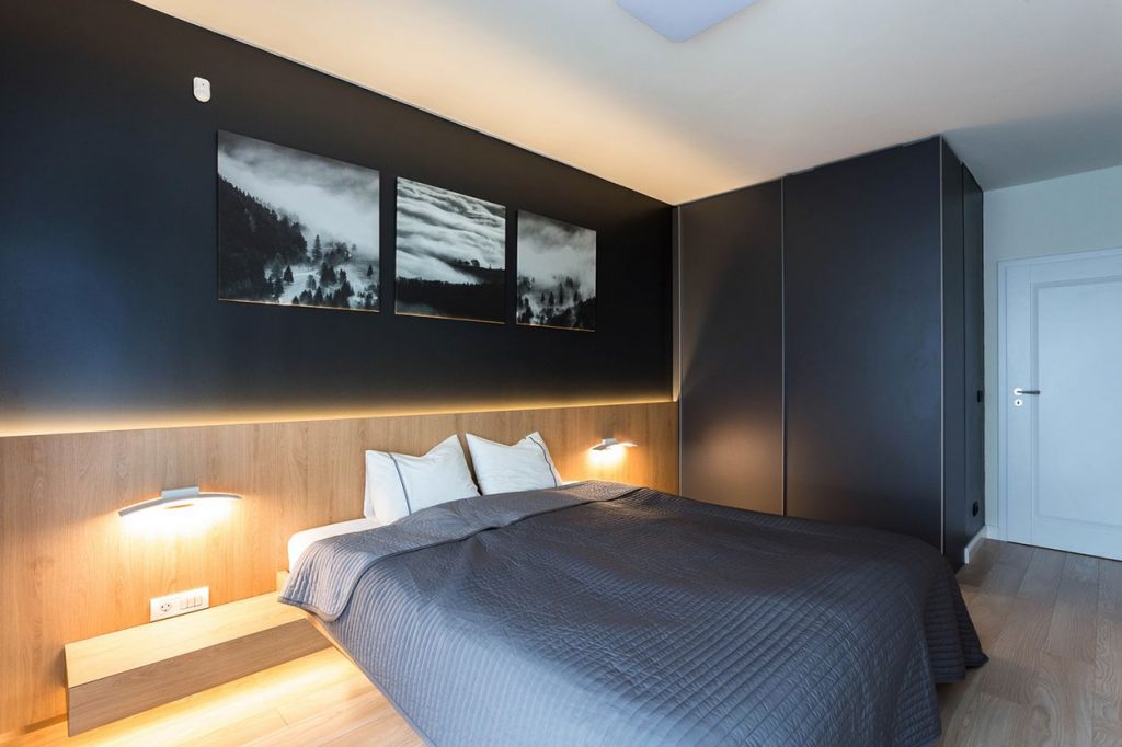 Fiatal pár kényelmes új kétszobás lakása - szimpla, modern berendezés, meleg barna és fa egészítik ki a fehér szürke, fekete színeket