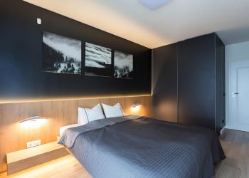 Fiatal pár kényelmes új kétszobás lakása - szimpla, modern berendezés, meleg barna és fa egészítik ki a fehér szürke, fekete színeket