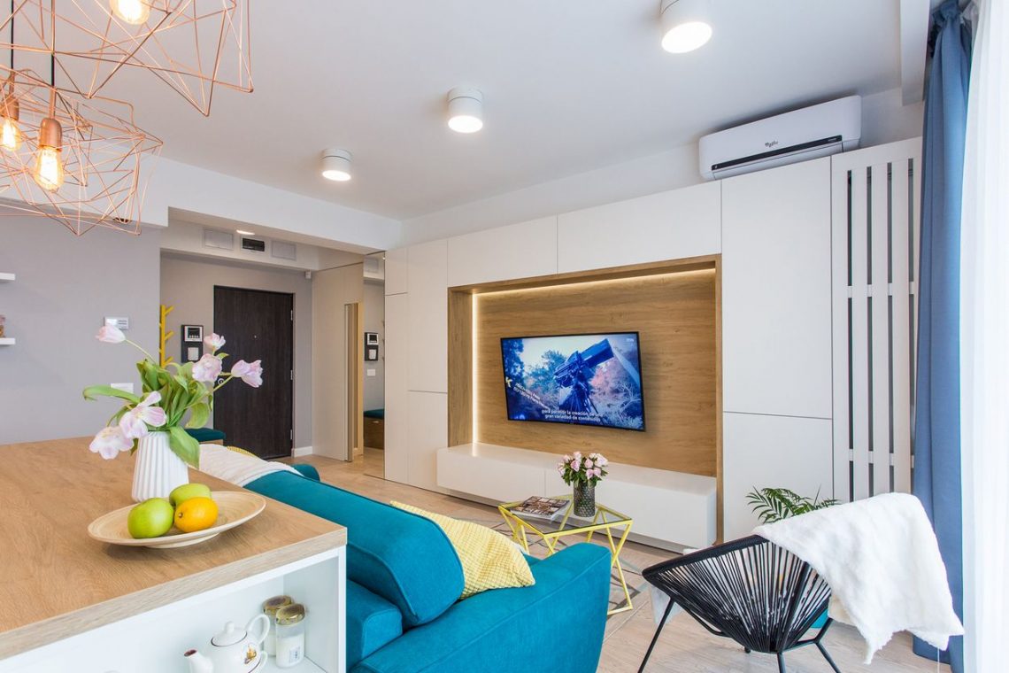 Fiatalos lakberendezés egy pár új modern kétszobás lakásában - világos nappali, intimebb, sötét szín a hálószobában, két fürdő