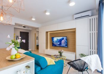 Fiatalos lakberendezés egy pár új modern kétszobás lakásában - világos nappali, intimebb, sötét szín a hálószobában, két fürdő