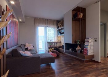 Egyedi modern fa bútorok, nyers, semleges falszínek és egy nagy terasz