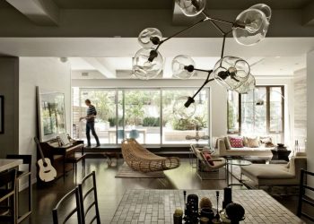 Panoráma ablakok, terasz, sötét fa és világos falak kontrasztja - egy szép loft lakás