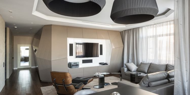 Modern lakás futurisztikus elemekkel és szép burkolatokkal
