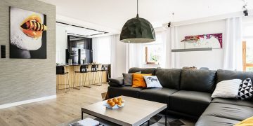 Fekete szín mint látványelem - kontrasztos dekoráció egy modern lakásban