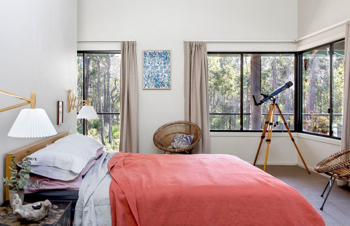 Erdei hétvégi házból állandó otthon - barátságos, kényelmes, eklektikus, érdekes berendezés zöld környezetben