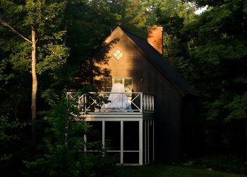 Vidéki faház gyönyörű környezetben, finoman rusztikus enteriőrökkel