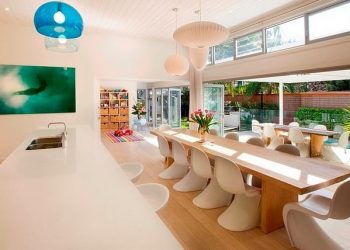 Fehér vízparti ház modern és világos enteriőrökkel