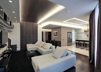 Modern lakás határozott vonalakkal, a fekete-fehér  témához meleg színárnyalatokat társítva