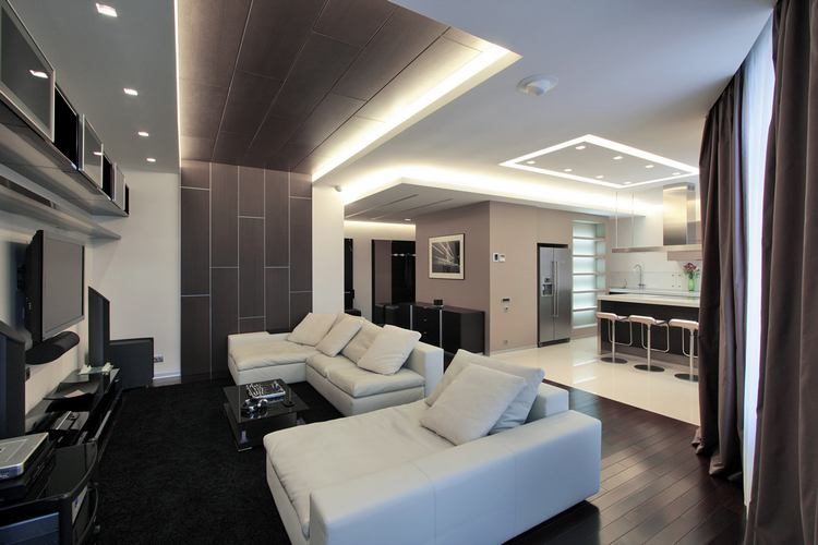 Modern lakás határozott vonalakkal, a fekete-fehér  témához meleg színárnyalatokat társítva