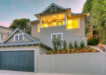 Átépített és korszerűsített kertes családi ház a domboldalban