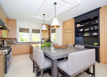 Szép fa felületek, természetes anyagok, világos árnyalatok - otthonos, elegáns, ízlésesen berendezett ház