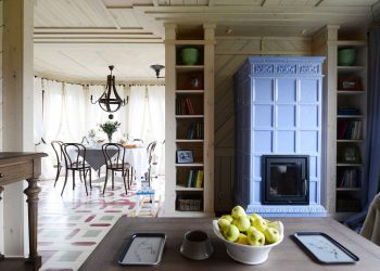 Kék cserépkályha, rengeteg fa, smaragdzöld konyhabútor - nappali, étkező, konyha felújítás egy faházban