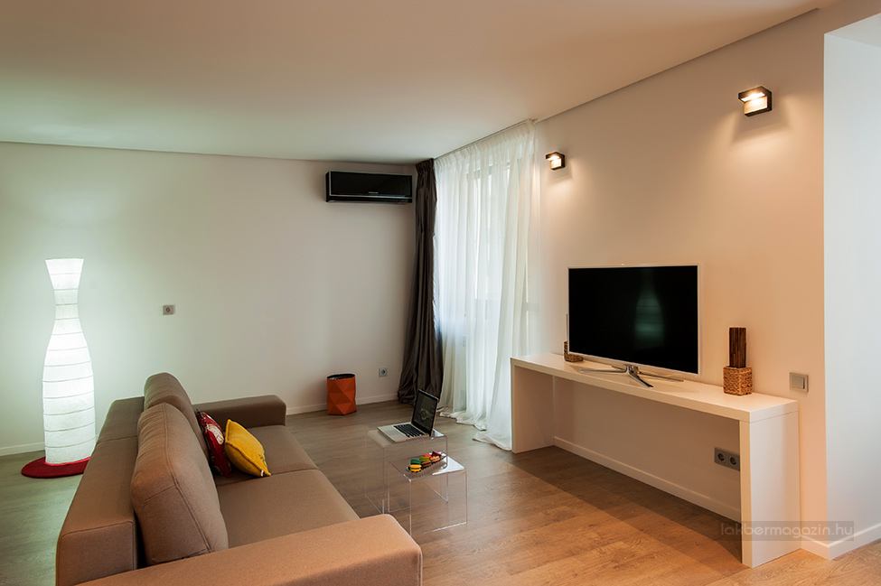 Ötletes térelválasztó - könyvespolc modern kis lakásban