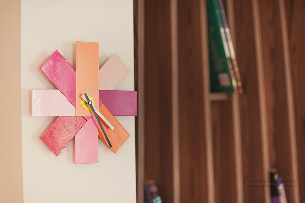 Ötletes térelválasztó - könyvespolc modern kis lakásban