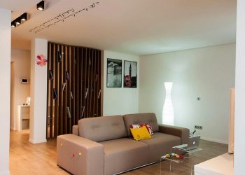 Ötletes térelválasztó - könyvespolc modern kis lakásban